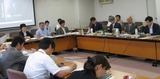 局長会見場
