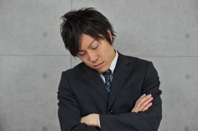 居眠りするスーツの人