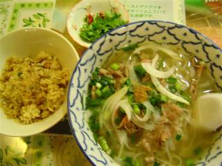 牛肉入りのフォーとチャーハン
