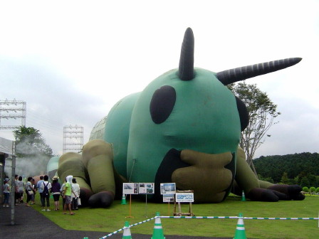 ヒルサイドに巨大バッタあらわる!!