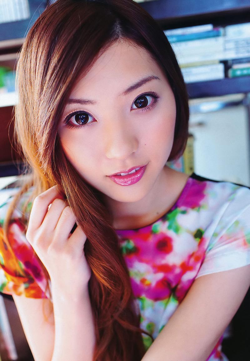 山岸舞彩ミニスカ