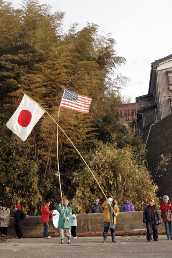 こんなに一生懸命に日米国旗を振って下さいました