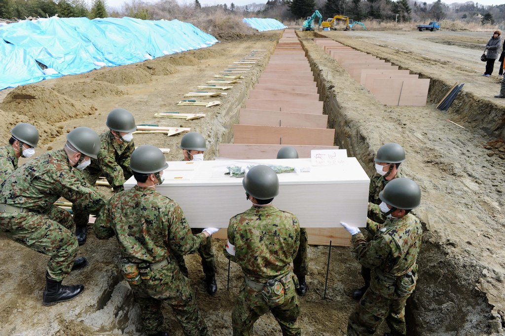 棺を運ぶ自衛隊員