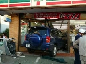 アクセルブレーキ踏み間違い
