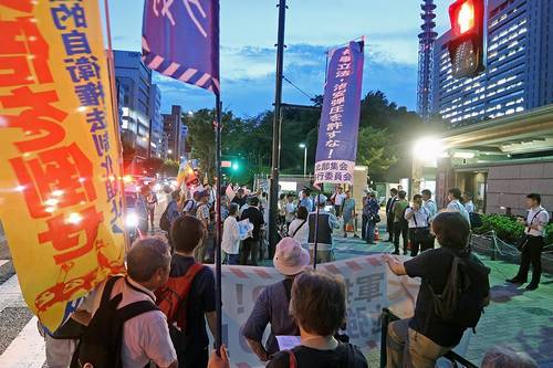 自衛隊員が被災地で活動している最中、プロ市民は反自衛隊デモ