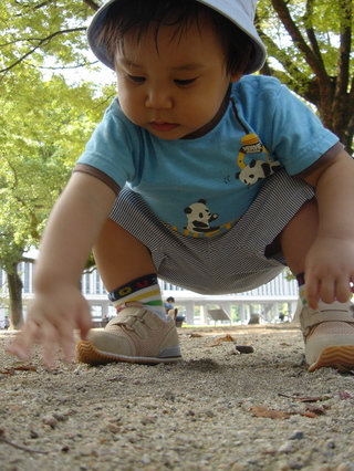 砂いじりするがっちゃん