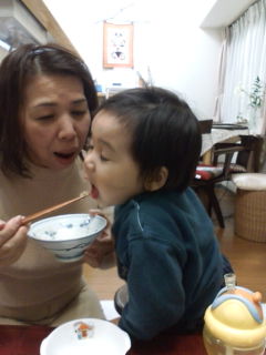 ごはんに食らいつくがく