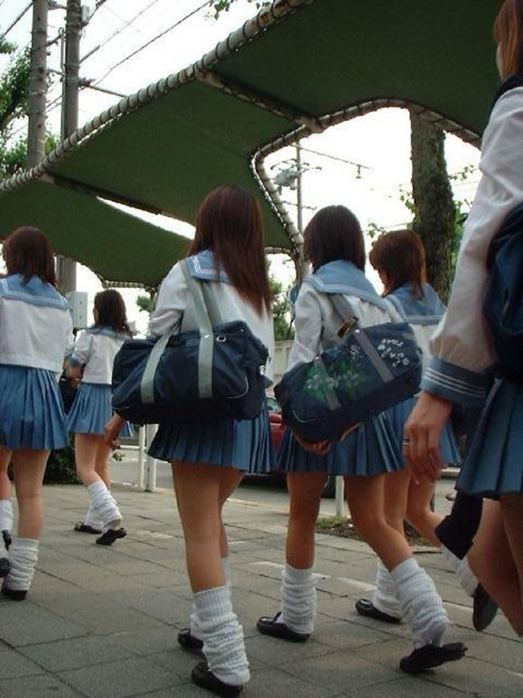 【JK エロ画像】漲る青春パワーがスカートを短くしていくwww | 熟女アンテナ