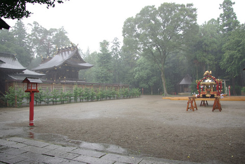 土師祭2011 (10:43)雨に濡れる千貫神輿