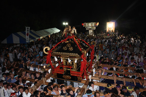 土師祭2011 (21:07) らき☆すた神輿、神社駐車場に到着