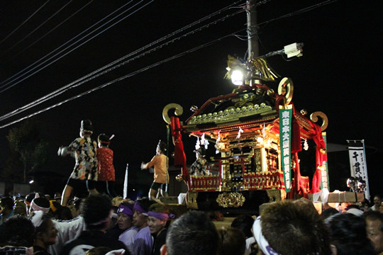 神社に向けて進む千貫神輿