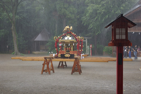 土師祭2011 (10:43)「拝み」中の突然の大雨
