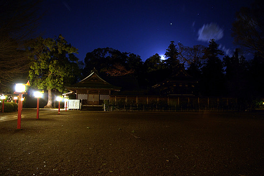 月夜の晩の鷲宮神社(明るさ補正)