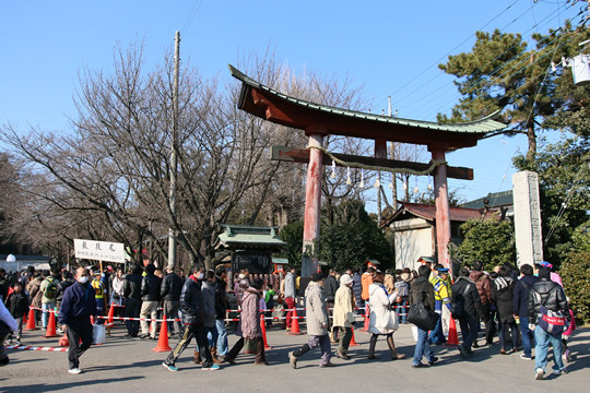 2014年元旦の鷲宮神社鳥居前