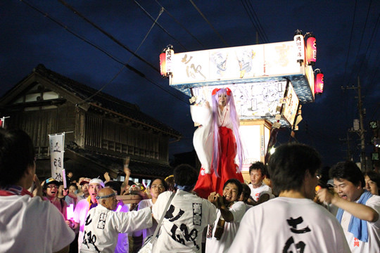 門前通りを進む「らき☆すた神輿」
