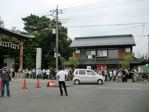 限定ケーキの鷲宮神社鳥居の奥まで続く列