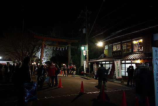 大晦日の鷲宮神社鳥居前