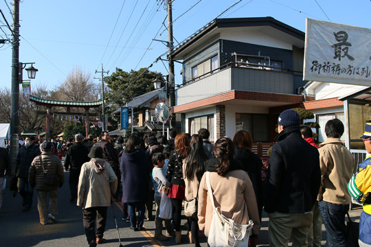 2014年元旦の鷲宮神社初詣列2