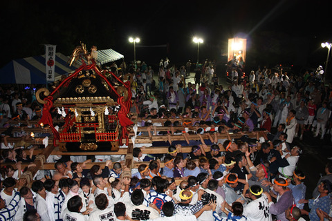 土師祭2011 (21:05) 千貫神輿、神社駐車場に到着
