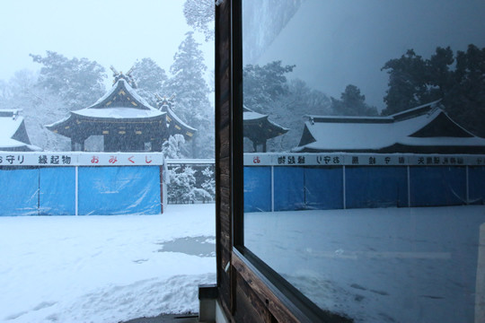 雪の鷲宮神社 神輿庫前