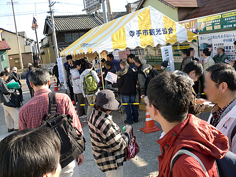 「らき☆すた」街路灯タペストリーのファン向け抽選会