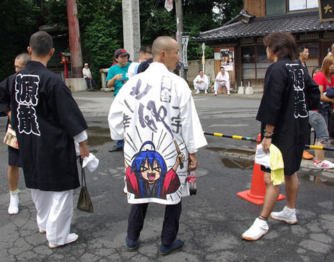 土師祭2011 (11:35)らき☆すた神輿の指揮をとる役員の絆纏
