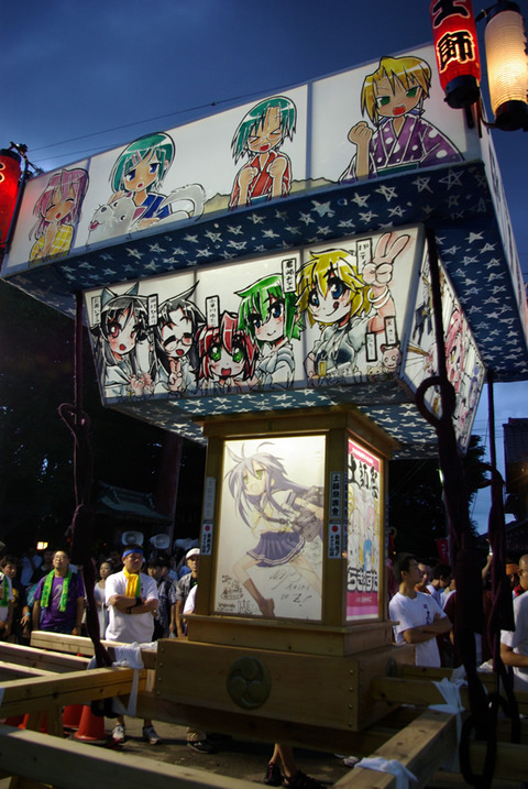土師祭2011 (18:01) 明かりの灯る「らき☆すた神輿」右