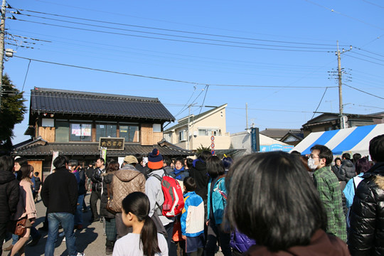 2014年元旦の鷲宮神社駐車場の様子