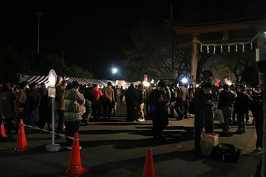 14 年越し迫る鷲宮神社鳥居前
