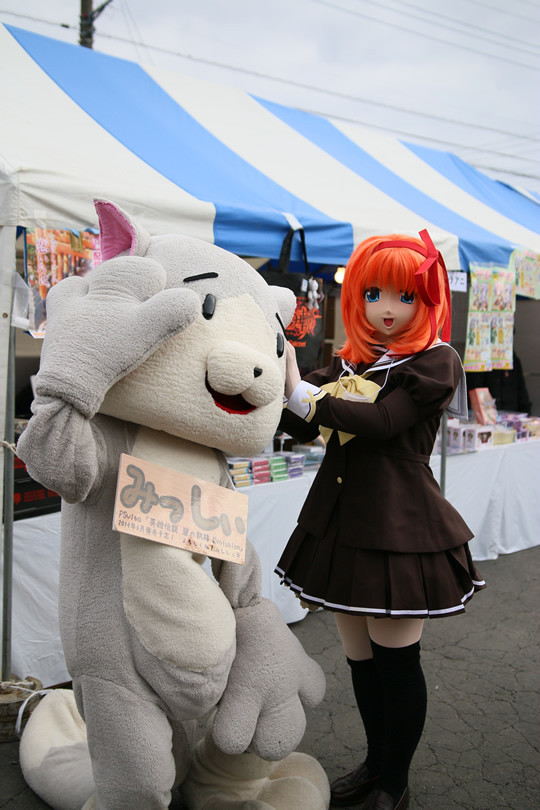 きぐるみとコラボする「みっしぃ」2014年1月3日