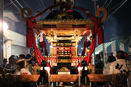先導ジープの明かりに浮かび上がる千貫神輿