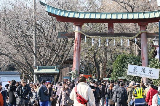 2014年元旦の鷲宮神社鳥居前2