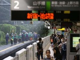原宿駅倒木で不通に