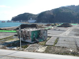 転がったままの建物