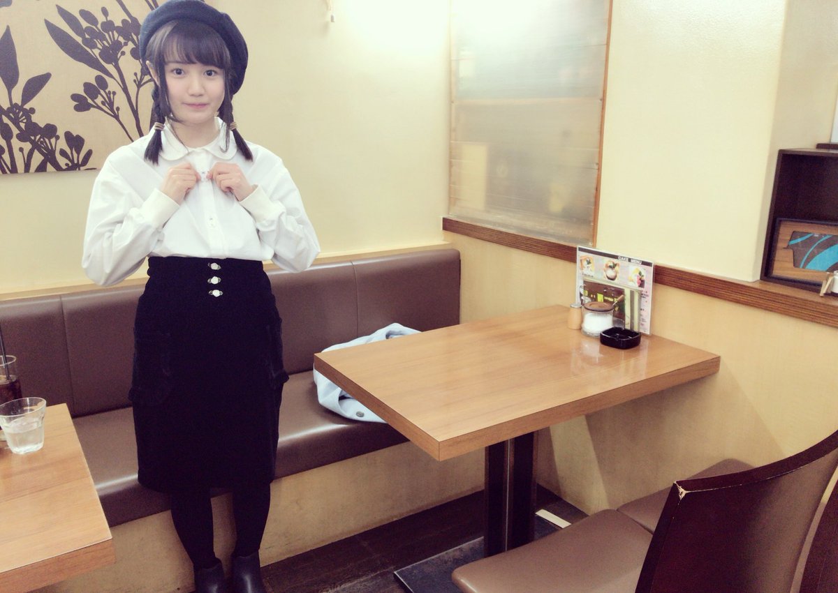 カフェで可愛らしい表情の尾崎由香