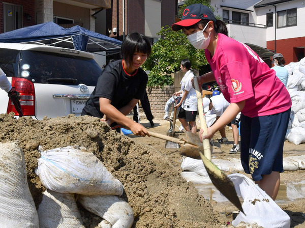 【悲報】豪雨被災地、3連休でボランティアが殺到 → とんでもない事態に・・・・・