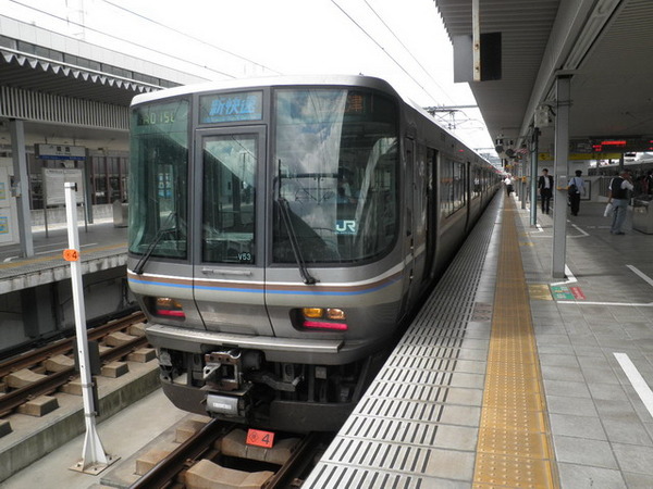 姫路駅に停車する新快速