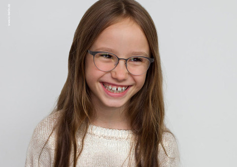 Mayara_wears_Konstanze_Aurora_graphite