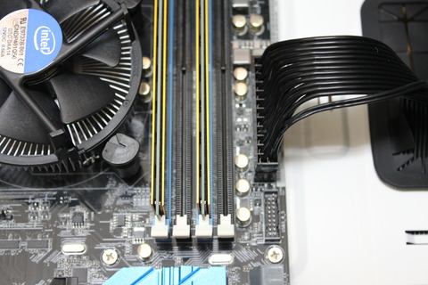 マザーボードATXPWR1へメイン電源ケーブルを接続