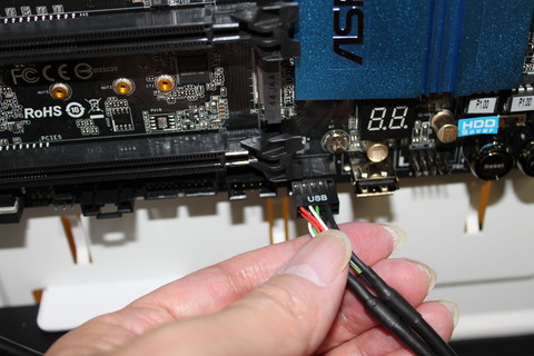 マザーボードUSBへ接続
