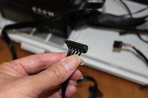 SATA電源ケーブルをブルーレイドライブへ