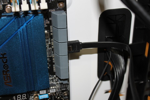 マザーボードSATA0からハードディスクへSATAケーブル