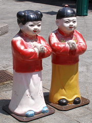 神戸南京町 小財神:財財(右)と来来(左)