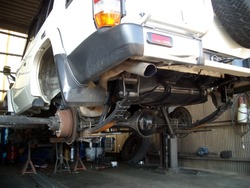 トヨタ・ランクル(HZJ76)に、ZEALのリーフスプリング装着 ...