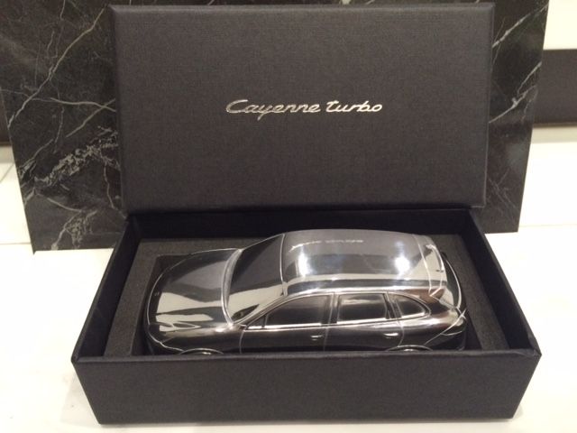 新品/非売品】ポルシェカイエンターボ メタルカー ペーパーウェイトLimited