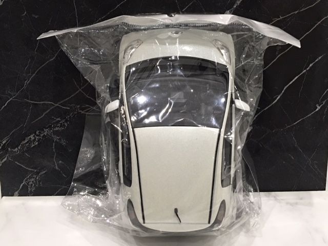 カラーサンプル 1/24 トヨタ IQ ホワイトパールクリスタルシャイン トヨタ iQ（ホワイトパールクリスタルシャイン）*トヨタ