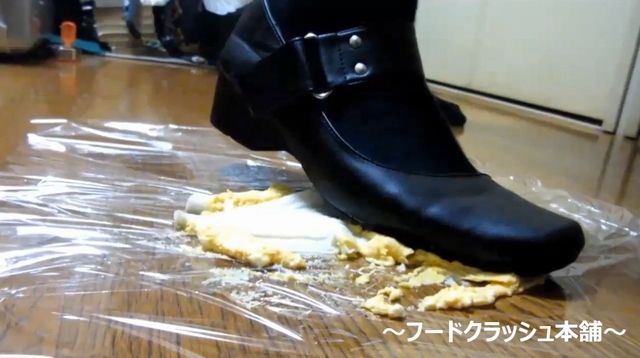 【フェチ動画】ニーハイ美女が愛用のストラップシューズでフードクラッシュ(踏み潰し)!