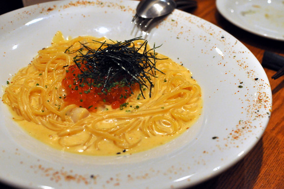 帆立が入ったウニ風味のクリームパスタいくら添え1700