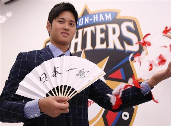 日本ハムの大谷は、扇子で羽根