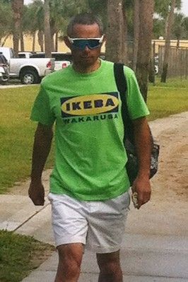 イチロー、猪木氏の名言を胸に球場入り イケアの“もじり”Tシャツ披露